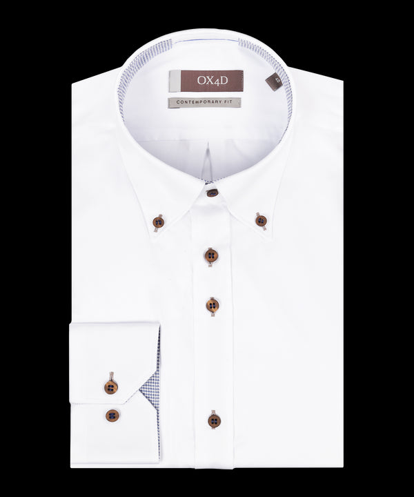 Wit overhemd met bruine knopen en button-down