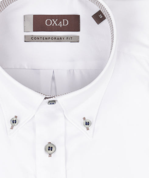 Wit overhemd met gekleurde knopen en button-down