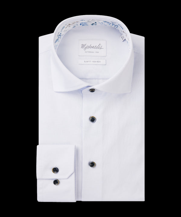 Wit overhemd met bloemetjeskraag en donkere knoop