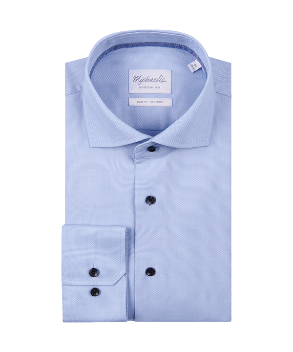 Lichtblauw overhemd met donkerblauwe kleur in de kraag
