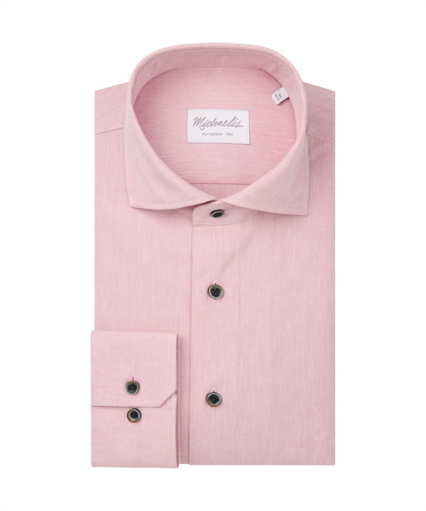Zachtroze geweven overhemd met donkere knopen
