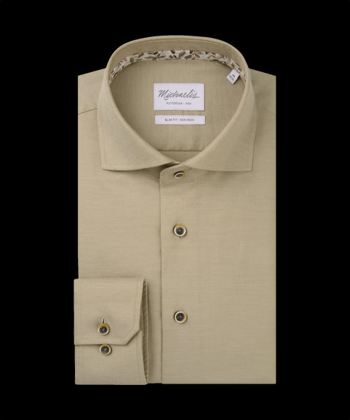 Woestijnbeige overhemd met bruine knopen