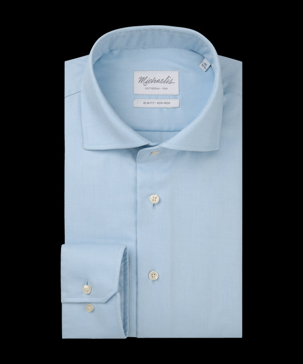 Lichtblauw overhemd met diagonale strepen