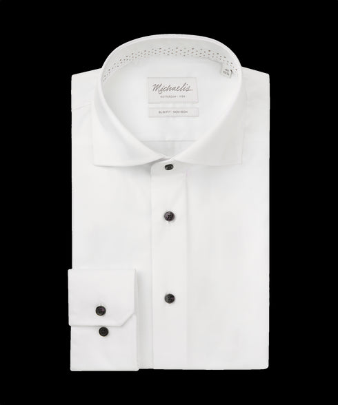 Wit overhemd met zwarte knopen en speelse boord