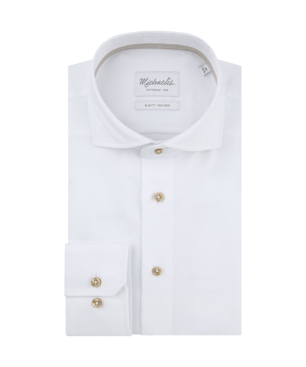 Wit overhemd met bruine band in kraag