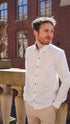 Wit overhemd met bruine knopen en button-down