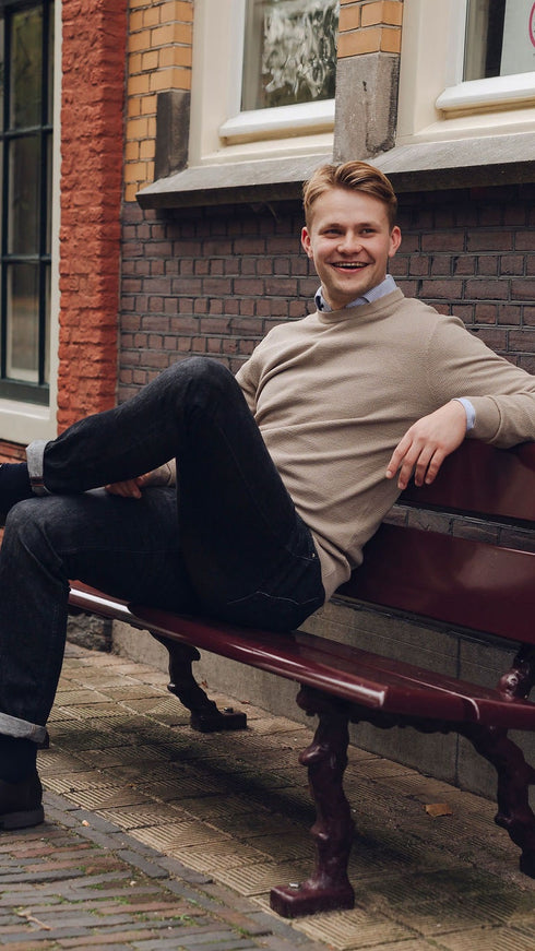 Zandkleurige trui met ronde hals en structuur